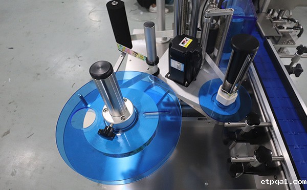  揭秘全自动立式圆瓶贴标机的智能贴标全流程