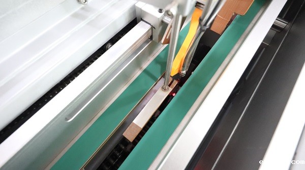  效率翻倍,平面贴标机如何让生产线 "飞" 起来