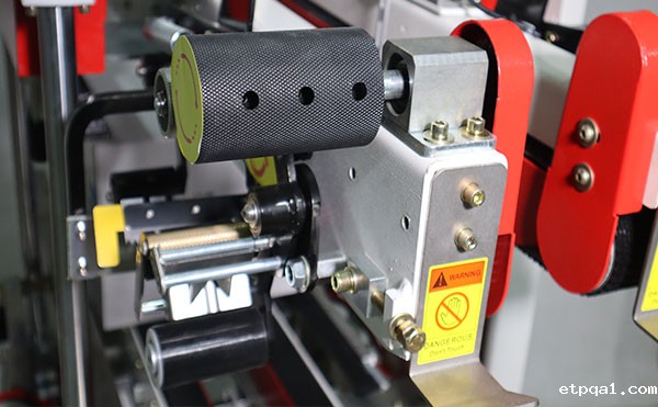  工厂封箱效率低?自动折盖封箱机来救场