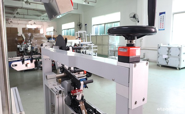   贴标总贴歪？这台全自动对折贴标机专治各种不服