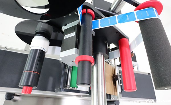 不干胶贴标机的工作原理和产品特点